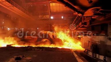 <strong>钢铁</strong>厂正向溜槽浇注热轧钢材，重工业概念. 库存录像。 <strong>钢铁</strong>生产